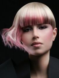 Асимметричная стрижка с челкой с платиновым цветом волос в тандеме с колорированными прядками розового и бордового цвета великолепно дополняется вечерним макияжем в розовых тонах