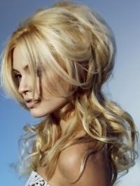 Длинные волосы, уложенные в роскошные локоны с дополнительным объемом, хорошо подчеркнет цвет волос золотистый блонд и дневной макияж в естественных оттенках 