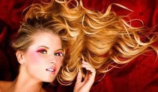 Длинные волнистые волосы светло-русого оттенка хорошо смотрятся с мелированием и создают гармоничный вечерний образ в сочетание с макияжем в розовых тонах и накладными ресницами