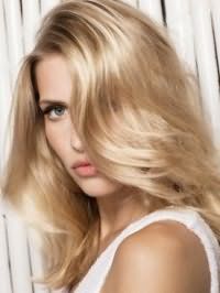 Стрижка лесенка с дополнительным объемом на средние волосы идеально подойдет для блондинок и будет гармонировать с глазами голубого цвета