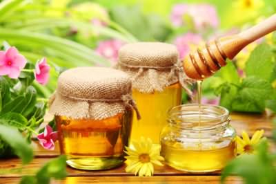 Мед – отличное средство не только для осветления, но и для питания волос, что по достоинству будет оценено обладательницами сухих локонов