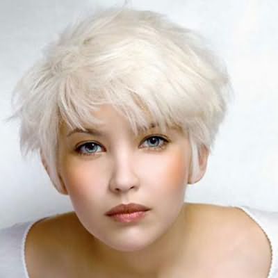 Короткие белые волосы нуждаются в ежемесячном осветлении отросших корней.