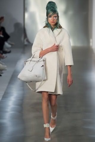 Пальто белого цвета прямого фасона, длиной выше колен, с укороченными рукавами от Maison Margiela.