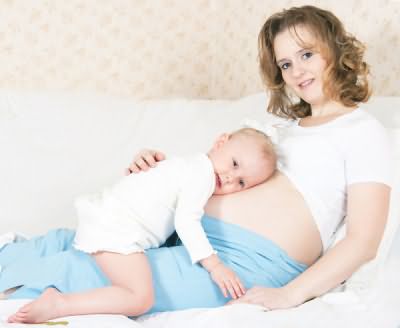 Беременность и кормление грудью – в этот период рискованно делать завивку