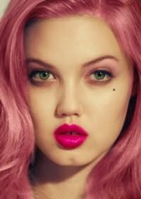Светло-розовый оттенок волос, уложенных в виде крупных локонов, подходит обладательницам зеленых глаз и гармонирует с макияжем в розовой гамме с акцентом на губы
