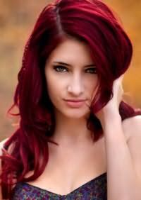 Зеленоглазые девушки теплого цветотипа могут позволить себе окрашивание волос в ярко-красный цвет, который будет дополнять образ, сочетаясь с вечерним макияжем в темных тонах