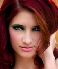Вечерний макияж для девушек с рыжими волосами может сочетать в себе легкие румяна, помаду светло-розового тона и тени насыщенных зеленых оттенков для зеленых глаз