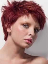 Модная креативная стрижка для коротких волос красного цвета