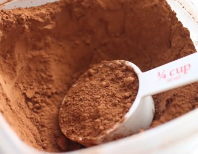 Какао для окрашивания должно быть натуральным, от идеи использовать напиток «Nesqik» придется отказаться