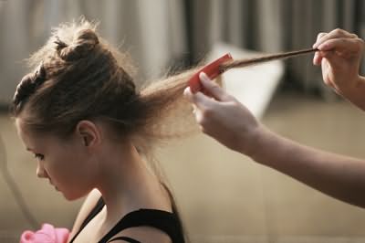 Корректная фиксация пряди для тех, кто еще не знает, как правильно начесать волосы
