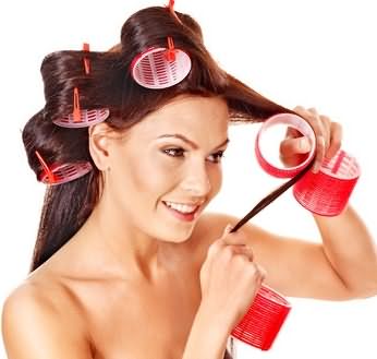 Если вы переживаете за здоровье волос, специальные бигуди-липучки подскажут, как сделать объем на волосах без начеса