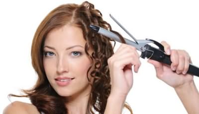 С помощью плойки можно накрутить волосы по всей длине или уложить только кончики