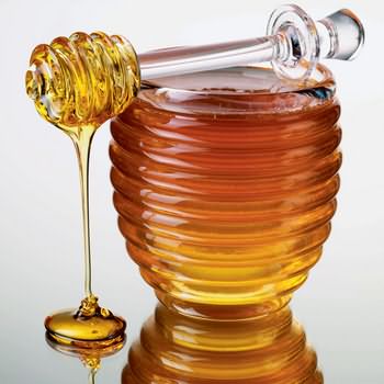 Мед для шевелюры – это кладезь витаминов и микроэлементов.