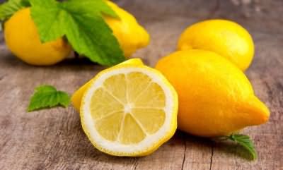 Лимон не только отлично ускоряет рост волос, но и осветляет их на 2-3 тона