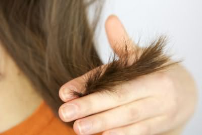 Много неприятностей доставляют дамам обнаруженные секущиеся кончики волос