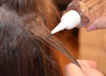 Процедура избавления чужих волос с помощью специальных жидкостей