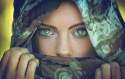 Часто обладательницам зеленых глаз хочется подчеркнуть их красоту с помощью правильно подобранного цвета волос