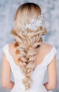 Свадебная прическа с плетением на длинные волосы.