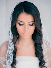 Свадебная прическа с фатой на длинные волосы.