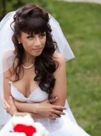 Свадебная прическас челкой на длинные волосы.