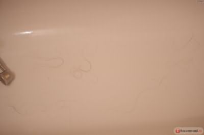 Волосы, оставшиеся после покраски волос в ванной
