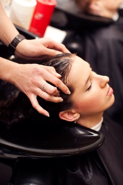 Инструкция по проведению процедуры: мытье волос очищающим шампунем