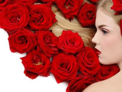 После применения масок из роз, волосы будут иметь великолепный вид и источать прекрасный аромат