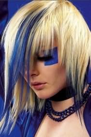 Ультрамодная креативная стрижка с рваными удлиненными прядями и мелированием для блондинок с длинными волосами