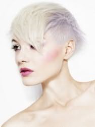 Креативная короткая асимметричная стрижка с платиновым цветом волос, подчеркнутым светло-фиолетовым колорированием, сочетается с естественным макияжем глаз, румянами розового оттенка и помадой цвета фуксии 