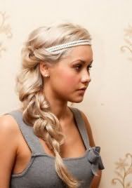 Греческая прическа на длинные густые волосы в виде косы, декорированная жемчужным ободком, станет отличным вариантом для блондинки с теплым цветотипом внешности