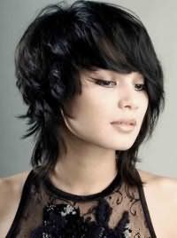 Ультрамодная молодежная женская стрижка с косой челкой для коротких волос черного тона
