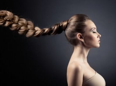 Традиция плести косы берет свое начало с древних времен, считалось, что длинные пряди, сплетенные между собой, защищают женщину и ее семью от злого глаза и зависти окружающих