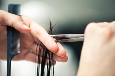 В Индии до сих пор в качестве парикмахера для стрижки выбирается близкий человек – родственник или подруга