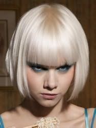 Отличным решением для вечернего образа блондинок станет стрижка боб с прямой челкой, которую дополняет макияж глаз голубого оттенка, персиковые румяна и помада естественного тона
