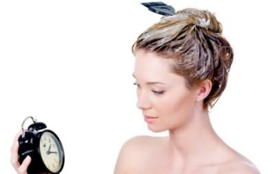 Процедура осветления локонов на голове представляет собой последовательную обработку прядей составом с перекисью водорода.