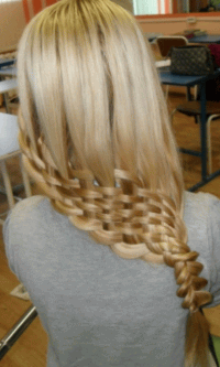 Повседневная прическа с плетением на длинные волосы.