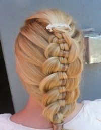 Прическа с ажурным плетением для длинных волос.