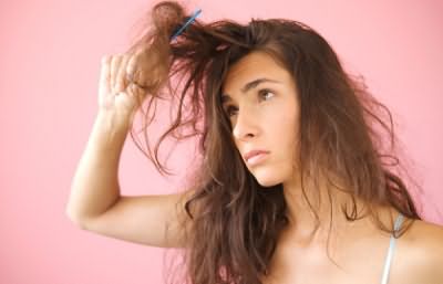Отмечено, чаще всего на проблему запутывания волос жалуются обладательницы длинных локонов. Девушкам со средними и короткими стрижками живется гораздо легче.