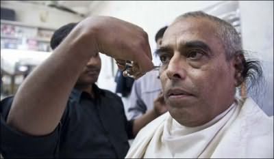 Обладателем самых длинных волос в ушах является житель Индии Радхакант Баджпай. Всего лишь 25 см завитков и кудряшек в ушной раковине и вы будете занесены в Книгу рекордов Гиннеса