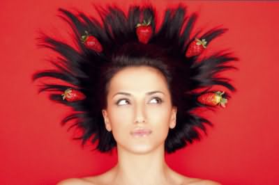 Сила фруктов и овощей хорошо известна косметическим производителям, поэтому на витрине магазинов нередко встречаются маски с клубникой, лимоном или ягодами – Lush «Богиня волос», «Блонди» (цена – от 720 руб.)