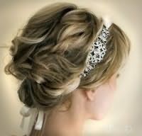Прическа с диадемой на свадьбу для средних волос.