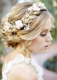 Нежная свадебная прическа с цветами для средних волос.