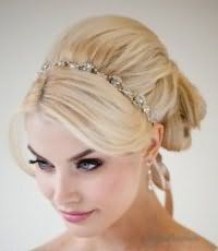 Элегантная прическа на свадьбу с начесом для средних волос.