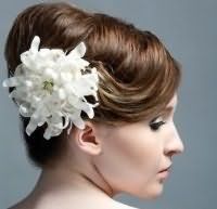 Прическа с начесом для невесты на средние волосы.