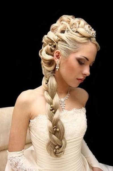 Красивая свадебная прическа из кос