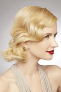 Женственная и нежная прическа 30-х годов станет идеальным вариантом для свадебного образа блондинок. Волосы делятся на боковой пробор, укладываются в легкие волны и фиксируются на затылке при помощи шпилек.