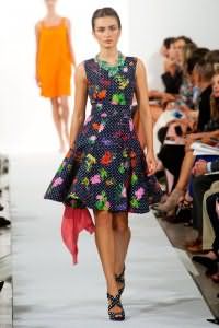Модное платье в стиле 50-х с цветочным узором, без рукавов, длиной до колен от Oscar de la Renta.