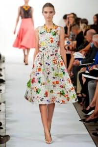 Изысканное платье в стиле 50-х с цветочным и гороховым принтом на белом фоне от Oscar de la Renta.