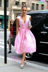 Изящное платье в стиле 50-х розового цвета с узором, на широких лямках, с глубоким декольте.