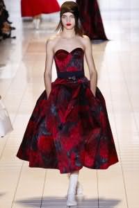 Великолепное платье в стиле 50-х бордового цвета с узором черного оттенка, с корсетным верхом и пышной юбкой.